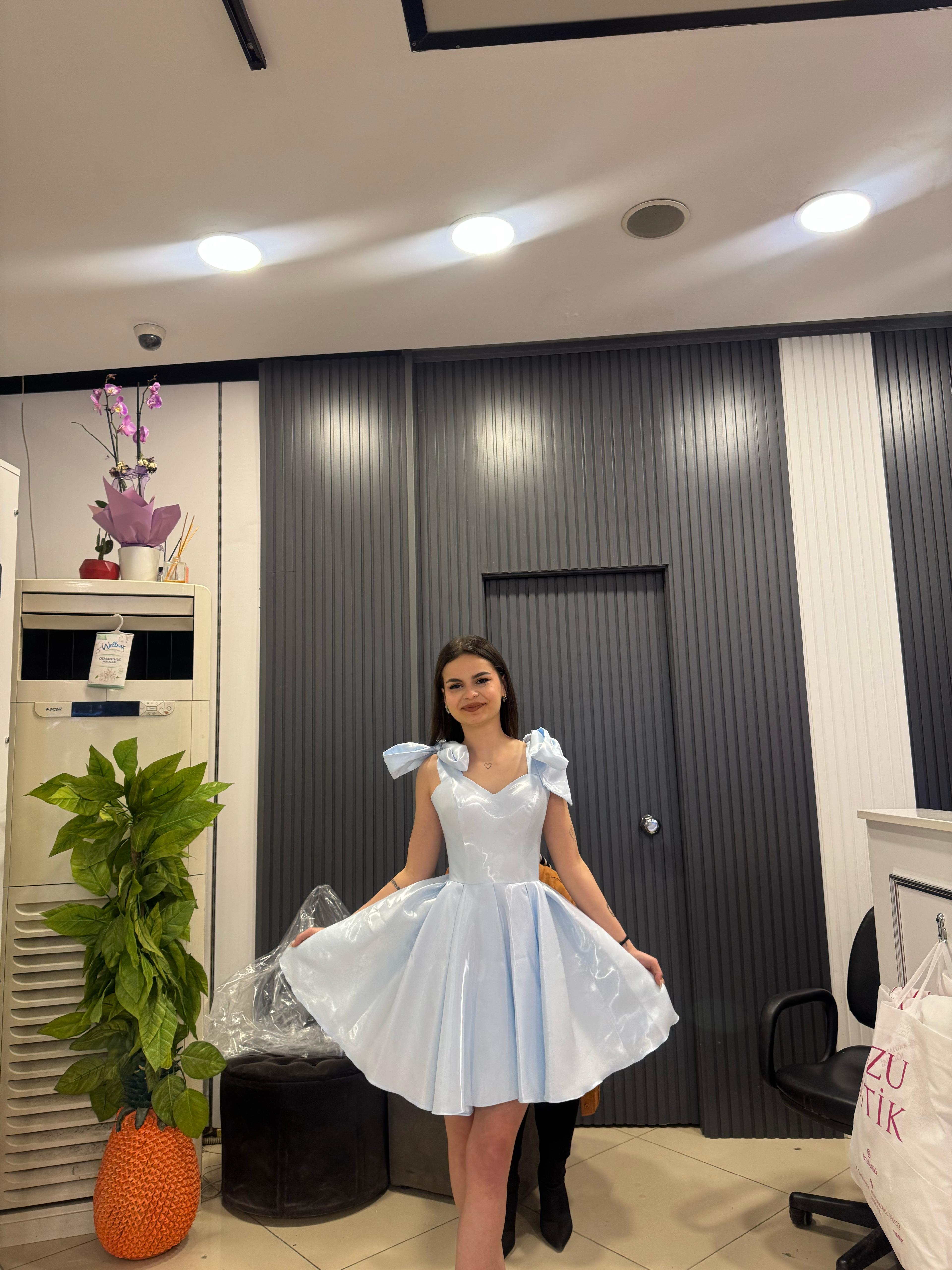 Pudra Fiyonk Detaylı Saten Mini Abiye